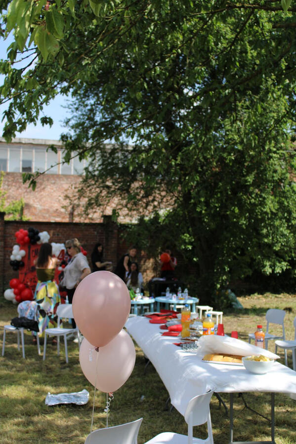 Untitled Allestimento tavoli per festa di compleanno in giardino