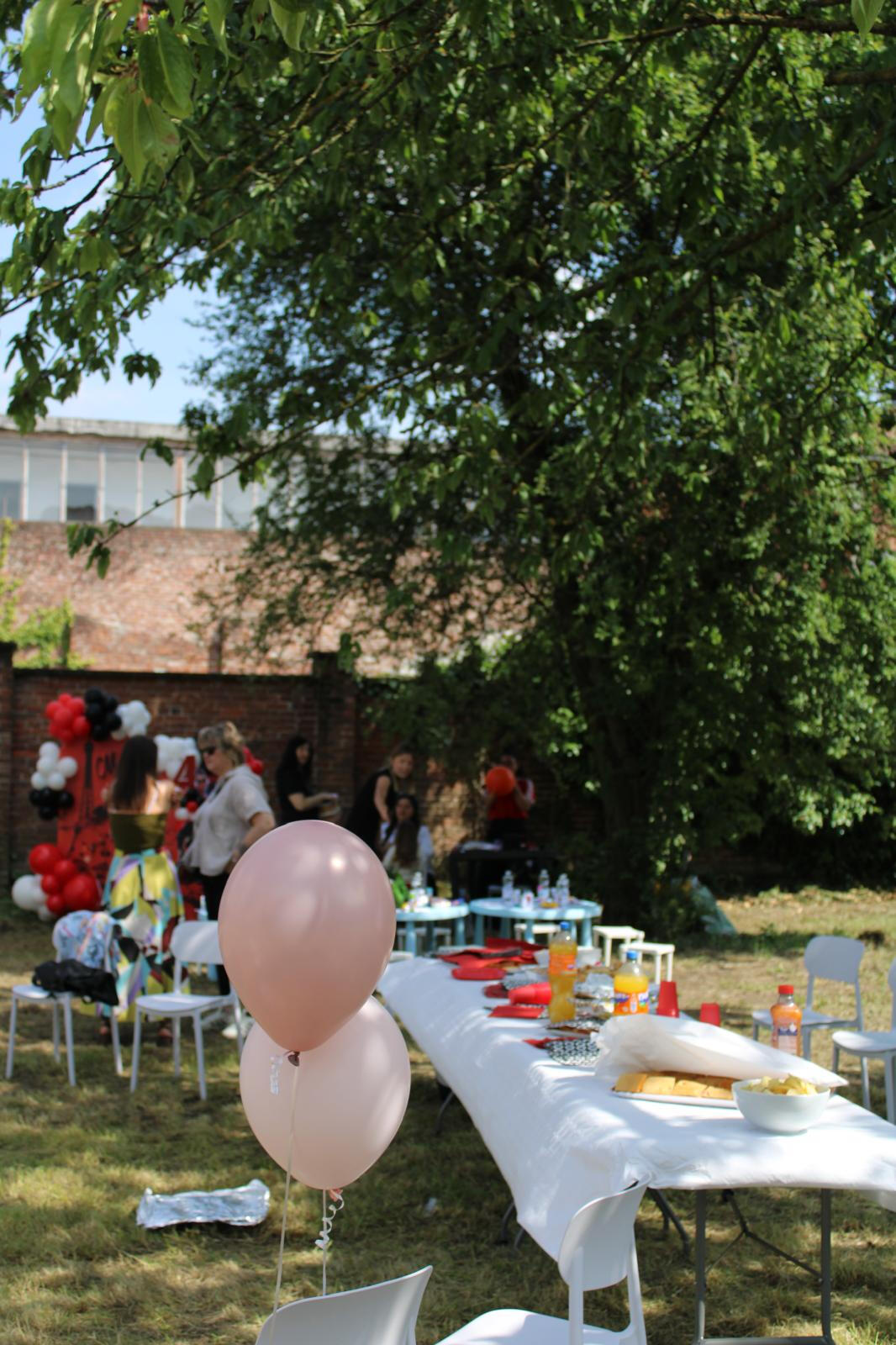 Spazio feste per bambini con giardino a Nichelino — vista panoramica con allestimento
