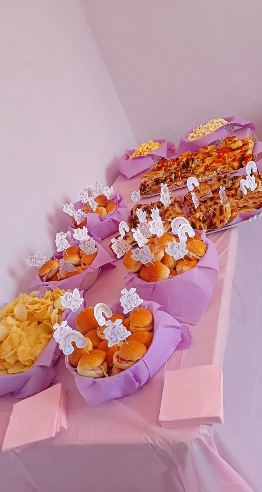 Catering completo festa di compleanno bambini con cibo bevande e stoviglie inclusepanoramica con allestimento